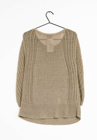 Pull en maille marron clair sur un cintre noir, avec un large décolleté, des manches textur ées et un ourlet légèrement incurvé.