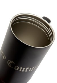 Svart rostfritt stål mugge med matt yta, med en silverfärgad insida och graverad textdetalj på utsidan.