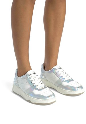 Sneakers bianchi con accenti iridescenti, dettagli perforati, lacci piatti e suola testurizzata. I pannelli laterali presentano piccoli borchie.
