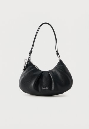 Bolso de hombro de cuero negro con textura de grano, con fruncido en el frente, correa ajustable, cremallera plateada y pequeño logo de Calvin Klein centrado en el frente.