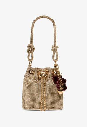 Metalen gouden bucket bag met geborduurde textuur, een ketting schouderband, dubbele knoop handvatten en gouden hardware accenten. Inclusief een bordeauxrode charme.