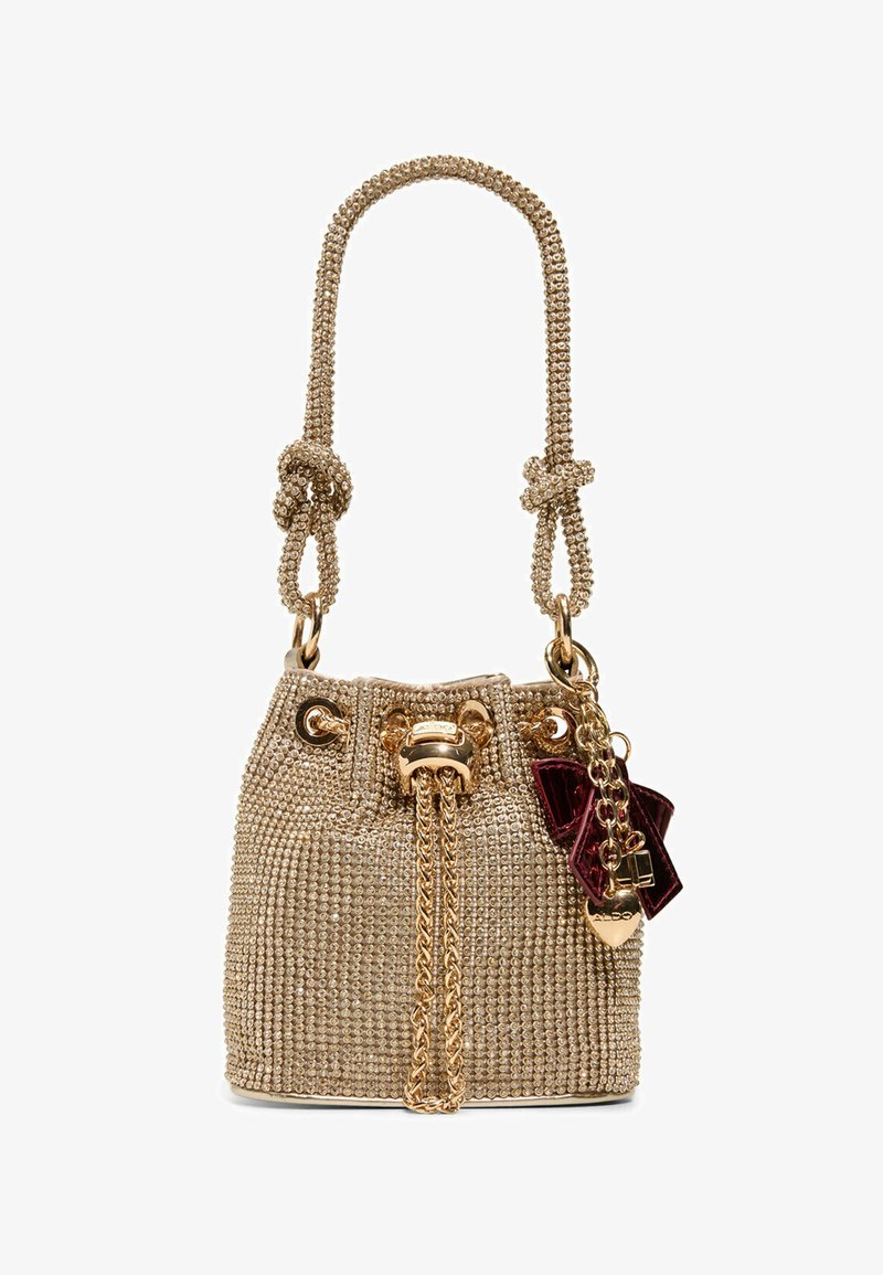 Metalen gouden bucket bag met geborduurde textuur, een ketting schouderband, dubbele knoop handvatten en gouden hardware accenten. Inclusief een bordeauxrode charme.