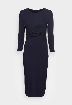 Marineblaue, gerippte Strick-Midikleid mit langen Ärmeln, Rundhalsausschnitt und dezentem Twist-Detail an der Taille.