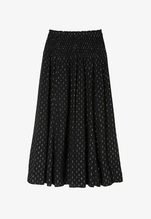 Schwarzer Rock mit rüschiertem Bund, der ein fließendes Design und kleine weiße Muster im gesamten Stoff aufweist.