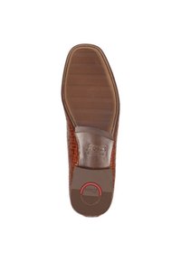 Bruine leren schoen zool met een gestructureerd oppervlak, voorzien van een rode accent en een brede, platte, afgeronde vorm voor stabiliteit.