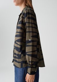 OPUS LOOSE FIT PRINT - Camicia - olive leaf