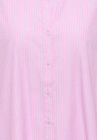 Chemise rose à fines rayures verticales bleues et quatre boutons roses visibles fermés au centre devant.