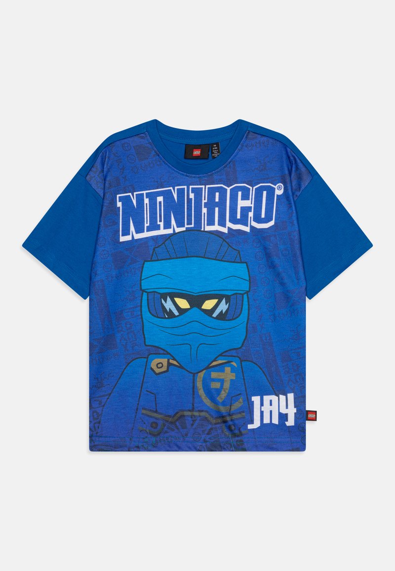 Μπλε βαμβακερό T-shirt με χαρακτήρα Ninjago, με γραφικό ενός νίντζα σε μπλε μάσκα και στυλιζαρισμένο κείμενο "Ninjago Jay" από κάτω.