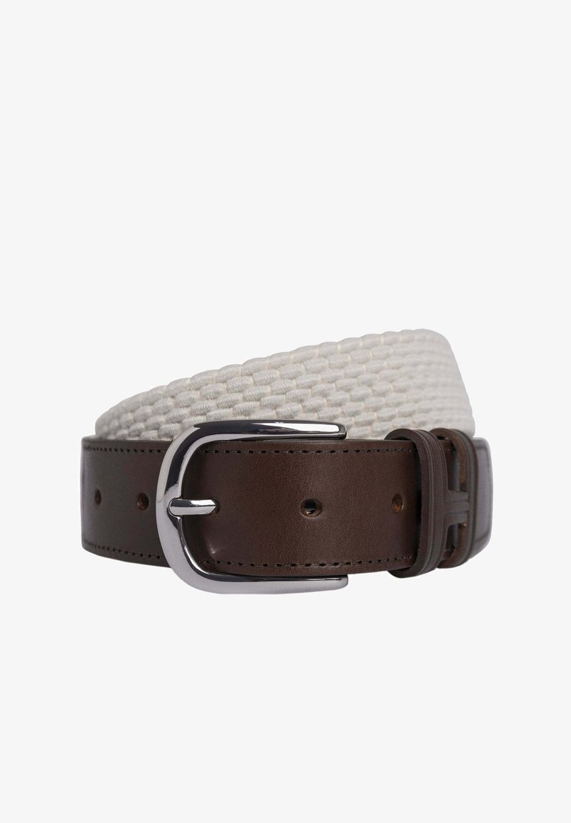 Sido valkoinen kangashihna, jossa on ruskea nahkavyö, hopeinen metalli-solki ja säädettävät reiät koon mukauttamiseen.