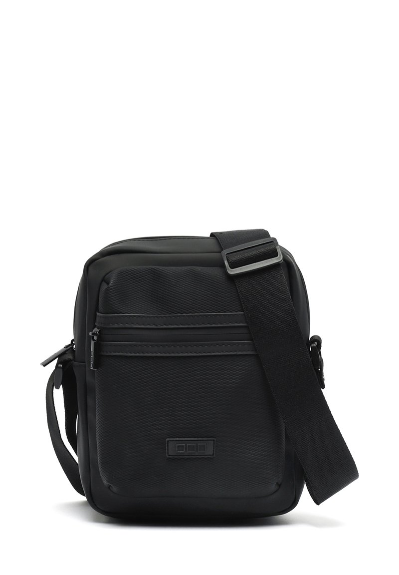 Bolso bandolera negro compacto con bolsillo frontal con cremallera y correa ajustable para el hombro, hecho de material sintético texturizado.