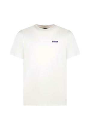 Effen wit T-shirt met korte mouwen, ronde hals en een klein paars rechthoekig logo op de linkerborst met de tekst "CARS//JEANS".