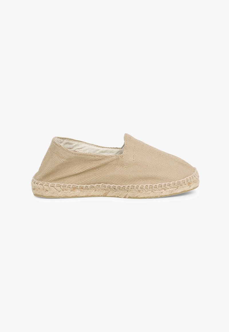 Espadrille beige à enfiler avec dessus en tissu tissé et semelle en jute tressée, vue de profil sur fond blanc.