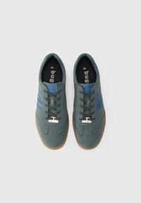 Zapatillas gris con rayas azules, parte superior de textil, diseño con cordones, suela de goma y acento de logo metálico en la lengüeta. Talla 46.
