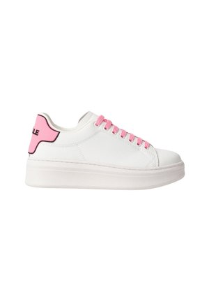 Sneaker bianco con finitura testurizzata, lacci rosa e linguetta posteriore rosa con logo nero. Suola platform spessa e bianca.
