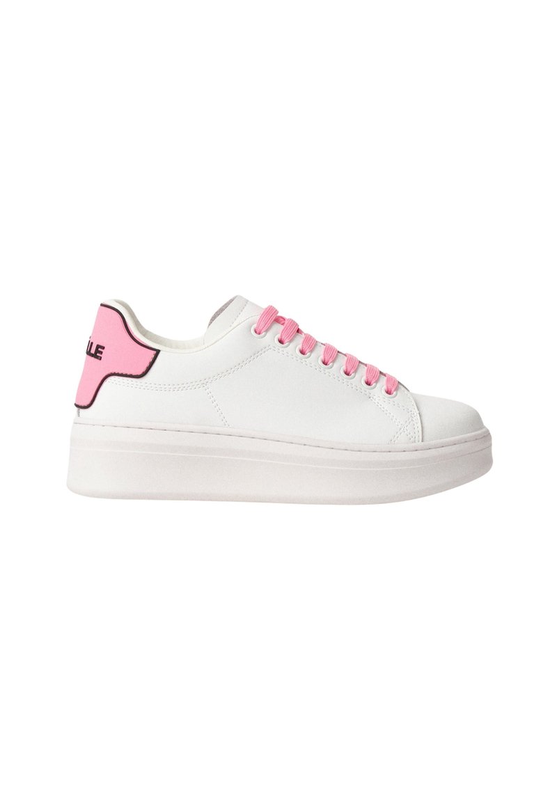 Sneaker bianco con finitura testurizzata, lacci rosa e linguetta posteriore rosa con logo nero. Suola platform spessa e bianca.