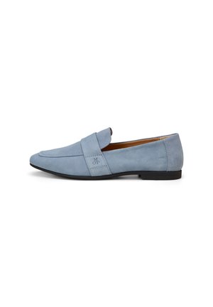 Mocassin pour homme en daim bleu clair avec une semelle noire et une large sangle sur le dessus ornée des lettres embossées "M OP".