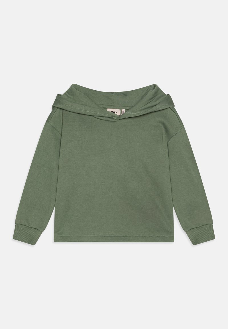 Alyvuogių spalvos ilgomis rankovėmis viršus su plačia kapišonu ir grublėtomis rankogaliais. Lygus audinys su laisvu kirpimu, viduje iškirptėje yra subtilus etiketas.