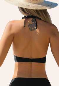 Černý bikiny top s designem s halter krkem, nastavitelnými šňůrkami a kovovou sponou na zádech. Hladká textura a minimalistický styl.