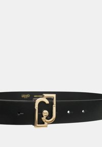 Cintura in pelle nera con fibbia in metallo dorato caratterizzata da un design geometrico unico. Texture liscia con fori regolabili.