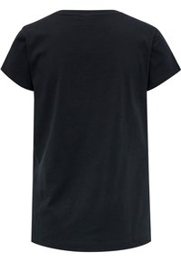 Camiseta de algodón negra con cuello redondo y mangas cortas. Textura suave con un ajuste ligeramente holgado. Dobladillo recto en la parte inferior.