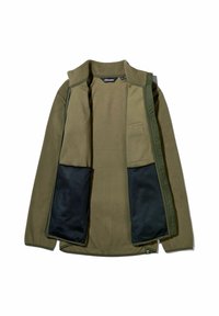 Olivgrüne Jacke mit weicher Textur, ausgestattet mit Mesh-Taschen, einem umklappbaren Kragen und einer einzelnen Brusttasche. Einfaches Design, keine sichtbaren Verschlüsse.