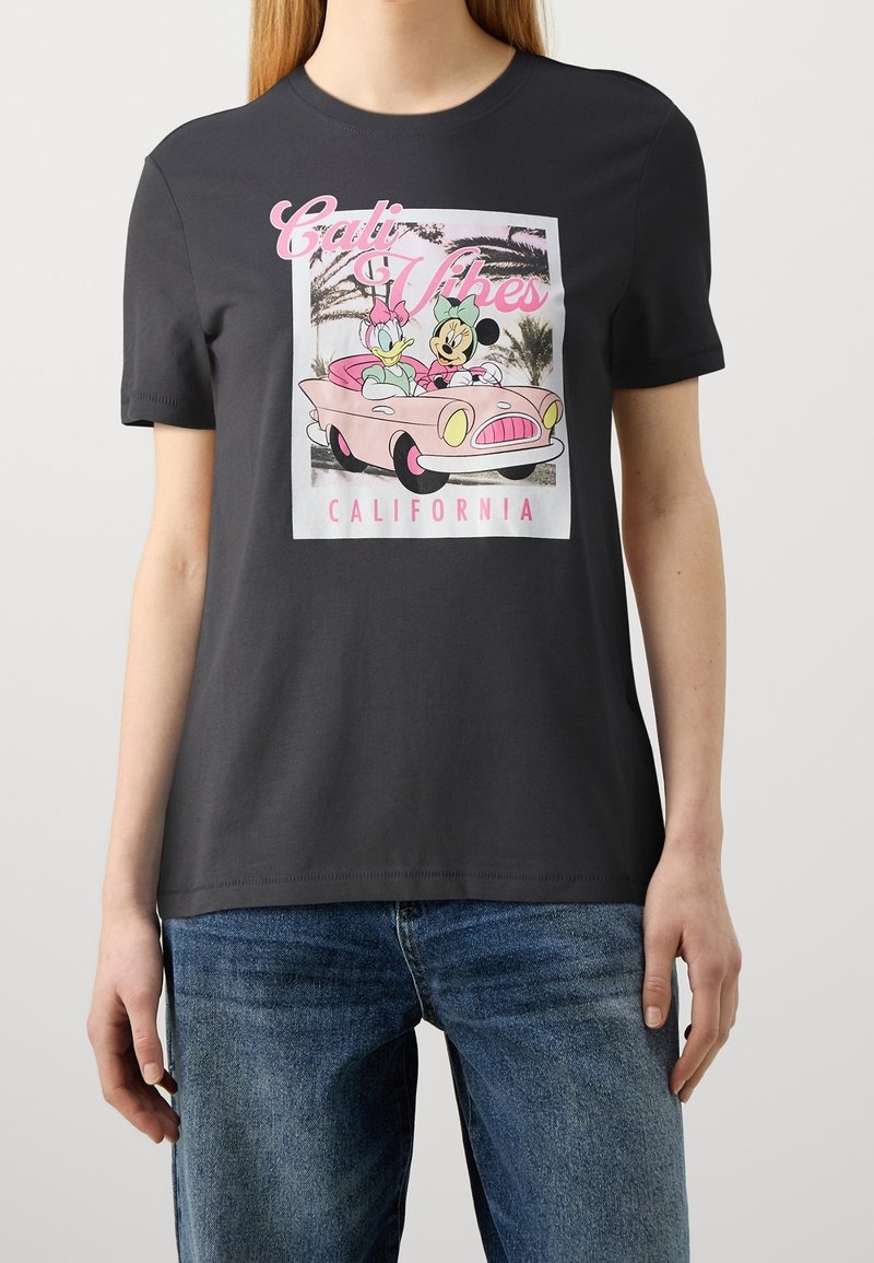Camiseta de algodón gris con un estampado de dibujos animados de Mickey y Minnie Mouse en un coche rosa, con los textos "Cali Vibes" y "California".