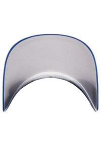 Baseball caps med en grå tekstilkron og en blå sømmet skjerm. Skjermen har en glatt overflate med en lett bue. Ingen ytterligere detaljer.