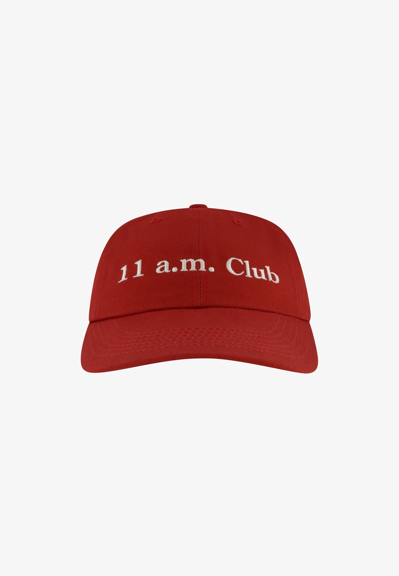 Cappellino da baseball rosso con testo ricamato bianco "11 a.m. Club" sulla parte frontale, visto dalla parte anteriore centrale.