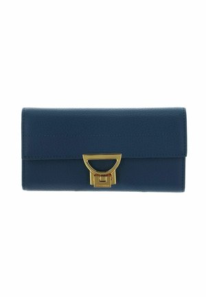 Portefeuille en cuir bleu marine avec une finition texturée, de forme rectangulaire, et une fermeture à clip en métal doré sur le rabat avant.