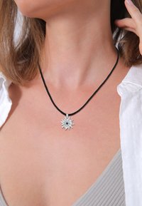 Elli SPARKLING BLOSSOM - MIT KRISTALLEN VON SWAROVSKI® - Halskæder - schwarz