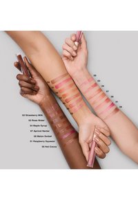 Trois bras avec différentes échantillons de produits pour les lèvres présentent des teintes allant du rose clair au marron foncé. Chaque teinte est étiquetée par un numéro dans l'ordre décroissant.