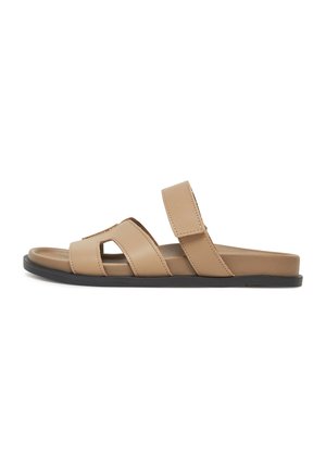 Braune Ledersandalen mit zwei verstellbaren Riemen, offenem Zehendesign, flacher Sohle und Aussparungen für bessere Atmungsaktivität. Schwarze Laufsohle.