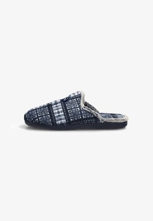 Zapatilla de patrón marino con un interior suave y esponjoso, diseño fácil de poner y suela de goma. Presenta una superficie de tela texturizada y detalles cosidos.