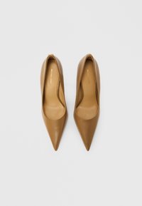 Brune læderstiletter med spids tå, glat tekstur og slip-on design. Brandnavn synligt på indersålen.