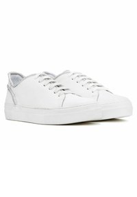 Weiße Leinenschuhe mit abgerundetem Zehenbereich, flacher Gummisohle und silbernen dekorativen Akzenten am oberen Rand und an den Schnürsenkeln.