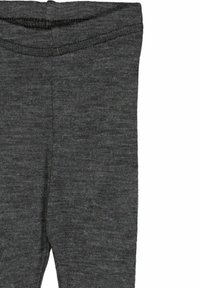 Šedé legíny z měkkého, strukturovaného materiálu. Mají široký pas s viditelným švem. Bez vzorů nebo akcentů.