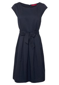 Tmavě modré šaty s krátkými rukávy, texturovaná tkanina, pásek v pase a skládací sukně. Obsahují diskrétní zip vzadu.