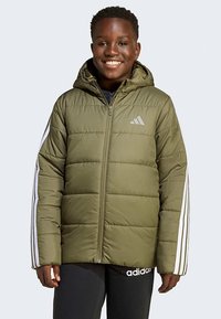Veste rembourrée vert olive avec fermeture éclair à l'avant et capuche. Présente des bandes blanches sur les manches et un logo Adidas sur la poitrine.