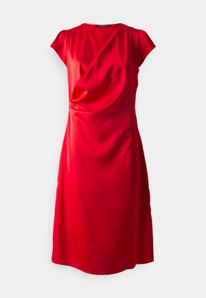 Raudonas satino su trumpomis rankovėmis suknelė, pasižyminti drapiruota priekiu, kelių ilgio kirpimu ir lygiu, blizgiu paviršiumi.