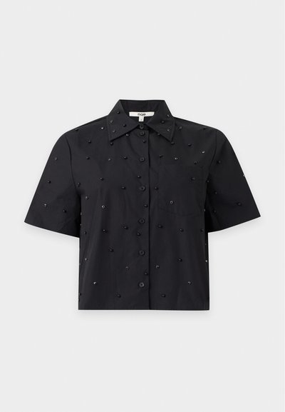 Chemise noire à manches courtes boutonnée avec col pointu, décorée de petites perles noires et brillantes dispersées sur le tissu.