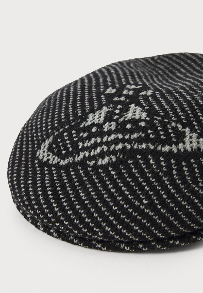 Gorra de patrón negro y gris, de forma redonda, tejido texturizado, con rayas diagonales y una superficie lisa con un ligero brillo.