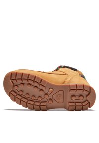 Brązowa podeszwa buta trekkingowego z głębokim bieżnikiem i okrągłymi chwytami, z logo w pobliżu pięty i kolorową tkaniną dzianą w okolicy kostki.