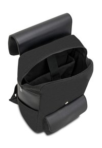 Svart tygryggsäck med en slät svart läderlock, dragkedjestängning och interna fack för organiserad förvaring. Minimalistisk design.