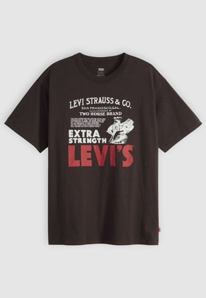Crna Levi's majica s bijelim i crvenim vintage stilom teksta i grafikom koja prikazuje dvije konje uz podebljani "LEVI'S" logo.