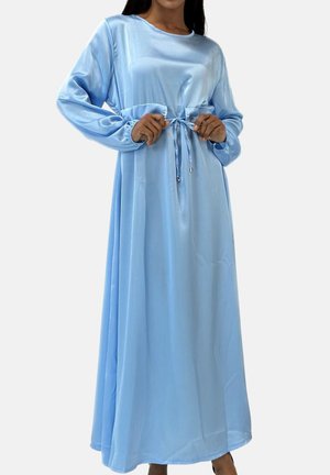 Vestido largo de satén azul claro con mangas largas, cintura con cordón y un ajuste relajado, con escote redondo y silueta fluida.