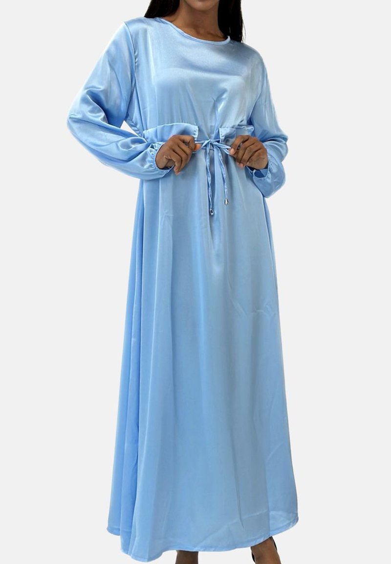 Maxikjole i lyseblåt satin med lange ærmer, snøre i taljen og en afslappet pasform, med rund halsudskæring og flydende silhuet.