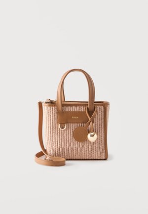 Kleine beige gevlochten handtas met leren biezen in tabaksbruin, dubbele handvatten, afneembare schouderriem en twee ronde leren en metalen bedeltjes.