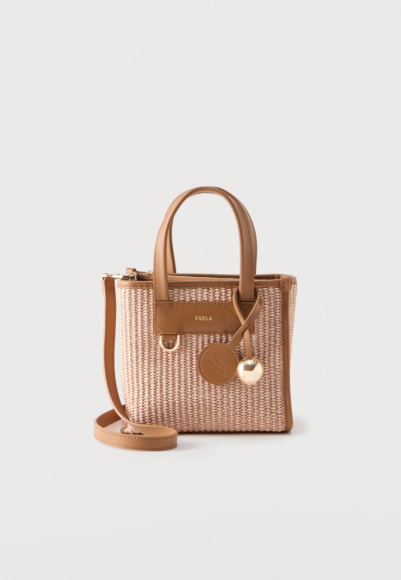 Μικρή μπεζ πλεκτή τσάντα με δερμάτινη επένδυση σε ταμπά χρώμα, διπλές χειρολαβές, αποσπώμενο ιμάντα ώμου και δύο στρογγυλά κρεμαστά διακοσμητικά από δέρμα και μέταλλο.