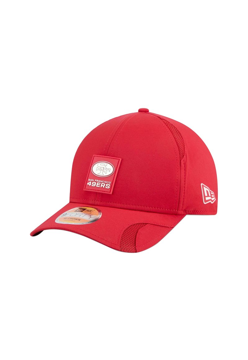 Rote Baseballkappe aus Stoff mit glatter Textur. Sie verfügt über ein quadratisches Logo-Patch der San Francisco 49ers auf der Vorderseite und Netzdetails an den Seiten.