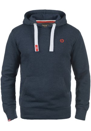Granatowy hoodie wykonany z miękkiego materiału, posiada przednią kieszeń, białe sznurki oraz małe czerwone logo na klatce piersiowej. Rękawy i dół są ściągaczowe.